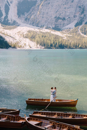 新娘新郎航行木船桨泻湖布雷斯湖<strong>意大利</strong>婚礼欧洲新婚夫妇站拥抱船