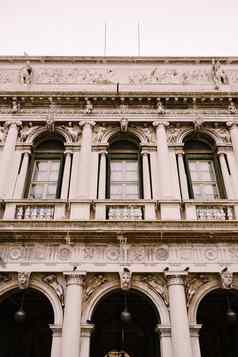 古董华丽的窗户列威尼斯风格片段建筑的豪华的建筑威尼斯传统的古老的哥特风格窗户拱门装饰粉刷成型