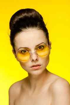 浅黑肤色的女人只肩膀黄色的眼镜清晰的皮肤模型