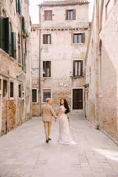 意大利婚礼威尼斯新娘新郎走废弃的街道城市新婚夫妇走死结束小巷背景砖建筑