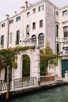 美丽的石头拱形入口建筑绿色通过经典威尼斯窗户细节建筑外墙街道威尼斯意大利