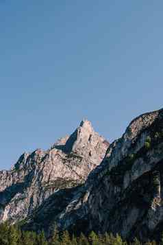 白云石山脉山范围东部阿尔卑斯山脉南部石灰石阿尔卑斯山脉系统数组位于东北部分意大利明亮的阳光明媚的10月一天多云的蓝色的天空