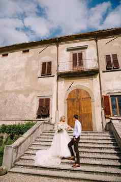 婚礼弗洛伦斯意大利villa-winery婚礼夫妇走花园爱的新娘新郎