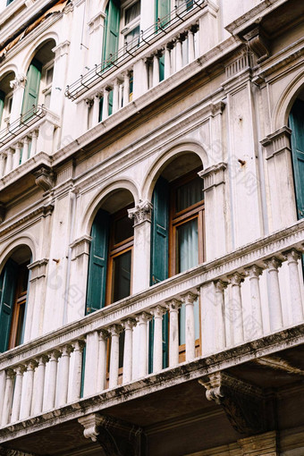 特写镜头建筑威尼斯意大利令人难以置信的美丽的石头外墙建筑威尼斯风格石头拱形窗户列阳台小细节雕塑