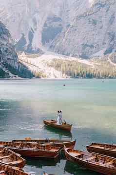 新娘新郎航行木船桨泻湖布雷斯湖意大利婚礼欧洲新婚夫妇站拥抱船
