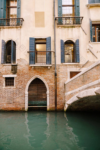 砖建筑水意大利威尼斯砖桥小狭窄的运河经典威尼斯窗户外观建筑木百叶窗伪造的酒吧