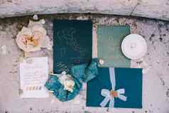 蓝色的模型邀请婚礼蓝色的信封密封打印密封蜡丝绸蓝色的丝带白色表颜色一部分代码粉红色的花背景大理石石头