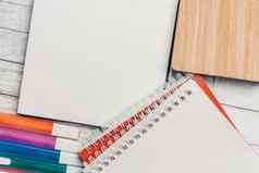 文具桌子上办公室学校彩色的铅笔标记记事本剪刀