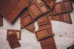 巧克力破碎的棕色（的）纸美味表格