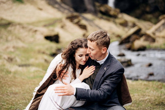 目的地冰岛婚礼kvernufoss瀑布婚礼夫妇坐在银行山河表格婚礼晚餐使木托盘画莫斯障碍