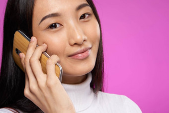 女人亚洲外观电话特写镜头微笑粉红色的技术背景