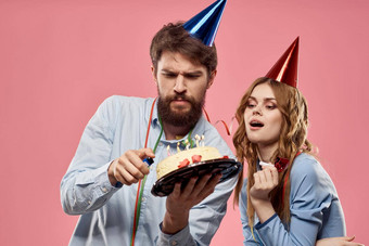 聚会，派对男人。女人蛋糕粉红色的背景企业生日