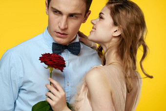 年轻的夫妇玫瑰日期魅力奢侈品黄色的背景