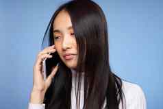 女人亚洲外观电话沟通技术生活方式蓝色的背景