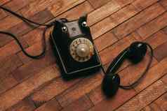 复古的电话沟通技术调用古董木背景
