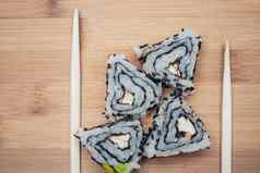 三角寿司卷筷子木背景日本厨房