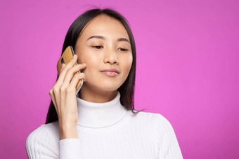 可爱的亚洲女人会说话的电话互联网沟通技术