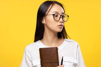 业务女人眼镜持有记事本手官方黄色的孤立的背景