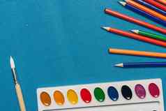 彩色的铅笔水彩油漆艺术画艺术学校蓝色的背景