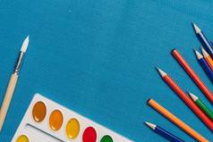 彩色的铅笔水彩油漆艺术画艺术学校蓝色的背景
