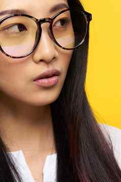 优雅的女人亚洲外观眼镜特写镜头有吸引力的