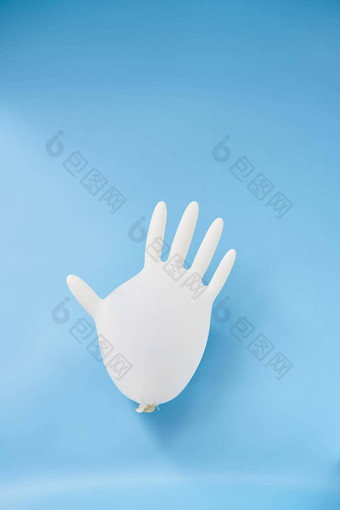 孤立的放大的乳胶手套蓝色的背景科维德个人保护乳胶手套气球