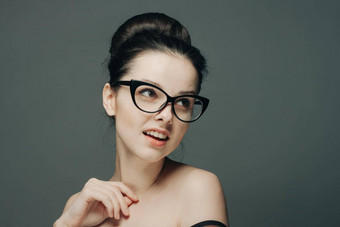 女人只肩膀穿眼镜聚集头发魅力