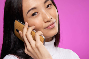 漂亮的浅黑肤色的女人会说话的电话互联网技术生活方式