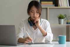 拍摄亚洲女人工作手写笔笔数字平板电脑移动PC电脑首页在线研究教育