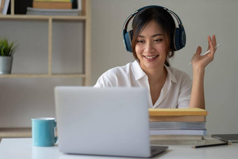 亚洲女人穿耳机研究在线看网络研讨会播客移动PC听学习教育会议调用网络学习概念