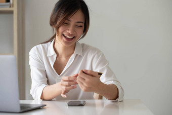 快乐亚洲女人信贷卡在线购物首页办公室