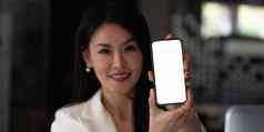亚洲女商人显示空白智能手机屏幕焦点智能手机