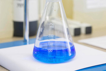 瓶蓝色的液体实验室