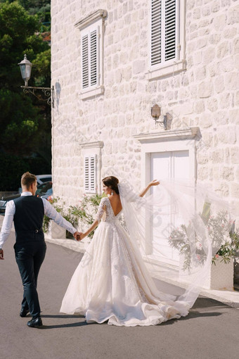 婚礼夫妇走散步背景白色房子新娘波长面纱新郎持有手艺术婚礼照片黑山共和国Perast