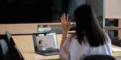 亚洲年轻的女孩学生学习虚拟互联网在线类学校老师远程会议由于科维德流感大流行女教学耳机白板