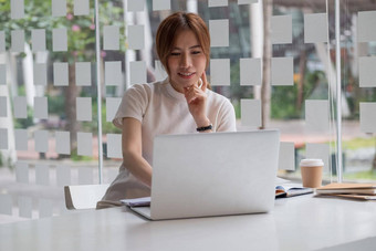 肖像亚洲女工作移动PC电脑在线业务教育概念