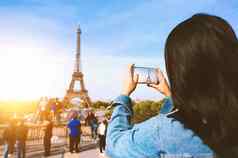 女人旅游采取照片电话埃菲尔铁塔塔巴黎阳光蓝色的天空著名的受欢迎的旅游的地方世界