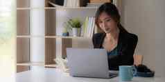 工作首页概念亚洲业务女人移动PC沟通互联网客户首页
