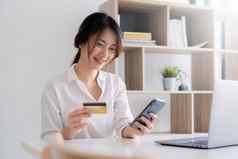 移动银行女人在线银行信贷卡移动电话数字互联网支付购物网络