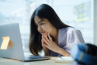 电子学习在线教育互联网社会距离保护科维德病毒概念亚洲女人学生视频会议电子学习老师移动PC电脑首页