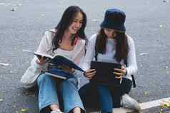 学生坐着大学阅读书沟通研究教育大学大学研究生概念