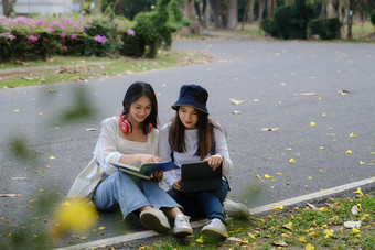 学生坐着<strong>大学</strong>阅读书沟通研究教育<strong>大学大学</strong>研究生概念