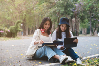 学生坐着<strong>大学</strong>阅读书沟通研究教育<strong>大学大学</strong>研究生概念