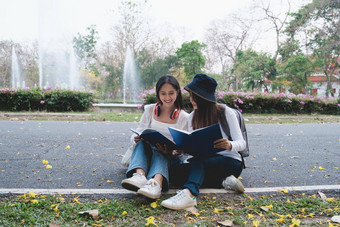 学生坐着<strong>大学</strong>阅读书沟通研究教育<strong>大学大学</strong>研究生概念