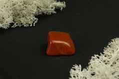 红色的碧玉巴西自然矿物石头黑色的背景矿物学地质魔法石头半珍贵的石头样品矿物质特写镜头宏照片