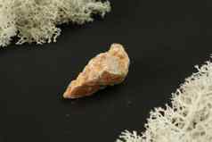 橙色方解石巴西自然矿物石头黑色的背景矿物学地质魔法石头半珍贵的石头样品矿物质特写镜头宏照片