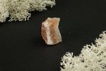 岩盐岩石盐巴基斯坦自然矿物石头黑色的背景包围莫斯矿物学地质魔法半珍贵的石头样品矿物质特写镜头宏照片