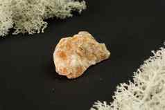 橙色方解石巴西自然矿物石头黑色的背景矿物学地质魔法石头半珍贵的石头样品矿物质特写镜头宏照片