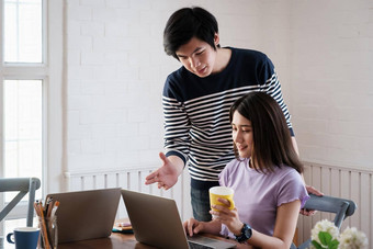 年轻的大学男人。朋友教程<strong>数学</strong>物理考试<strong>生活</strong>房间在线类移动PC电脑