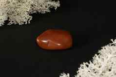 红色的碧玉巴西自然矿物石头黑色的背景矿物学地质魔法石头半珍贵的石头样品矿物质特写镜头宏照片